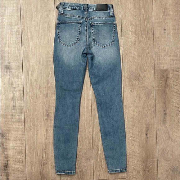 BCBG Generation MidRise Curvy Skinny Women's Blue Distressed Jeans Size 0/24 - Picture 2 of 8